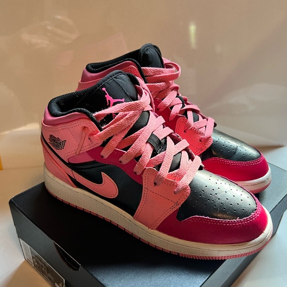Air Jordan 1 Mid Black and Pink - Picture 7 of 8